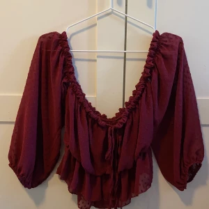 Blus - Jättefin vinröd blus, kortare modell som slutar vid revbenen. Perfekt till våren & sommaren då den har bara axlar med😍 storlek M. Helt oanvänd. Frakten står jag för🌸