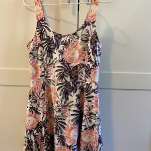Sommarklänning - Mönstrad sommarklänning ifrån Hm, storlek 38. Frakten står jag för🌸