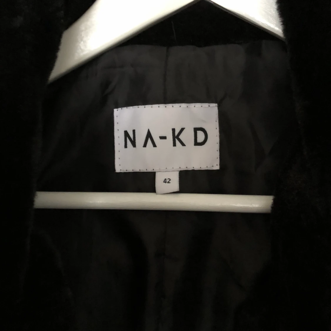 Svart ”pälsjacka” i nyskick från NA-KD - 90