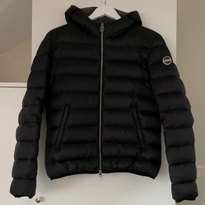 Colmarjacka  - Modell colmar down jacket, i färgen black. Jackan är i nyskick och köptes för 5000kr på Jackie. Storlek 44 men är liten i storleken, passar en 36/38. Består av 90% dun och 10% fjädrar. Jackan säljs ny kemtvättad. Pris kan diskuteras! 