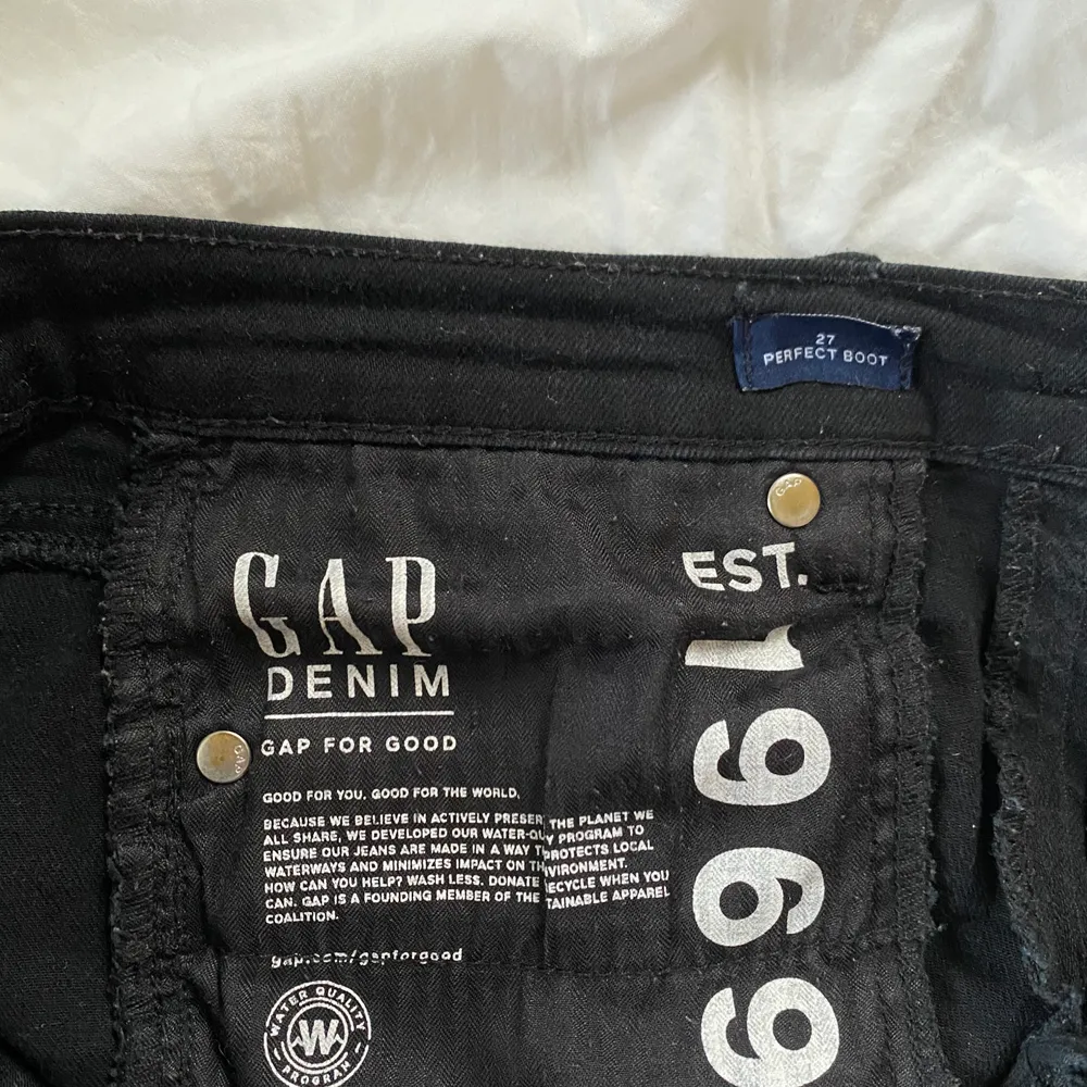 Säljer mina svarta boot cut jeans från GAP, köpta på butiken i New york. Storlek 27 vilket motsvarar storlek S, ingen bild på mig pga vuxit ur dem! Super fint skick✨ Nypris 899kr säljer för 150kr eller annat bud så skicka meddelande💕. Jeans & Byxor.