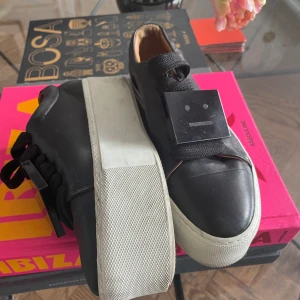 Acne platforms  - Super snygga platform sneakers från acne! Säljer för att dem är lite förstora för mig vilket blir jobbigt med platå. Storlek 37, men skulle säga att dem är på gränsen till 38! Platform på ca 5.5 cm. Använda några gånger men i bra skick. Nypris runt 2600kr, lägg ett bud eller köp direkt för 500kr❤️