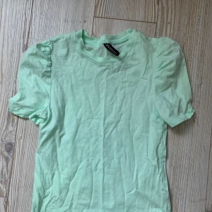 Topp puffärm - Skitsnygg topp / tshirt från hm med puffärm, storlek s. Knappt använd⚡️