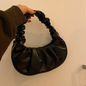 Svart väska - Så fin svart väska som är helt oanvänd!!! 66kr frakt bud är 80 😊