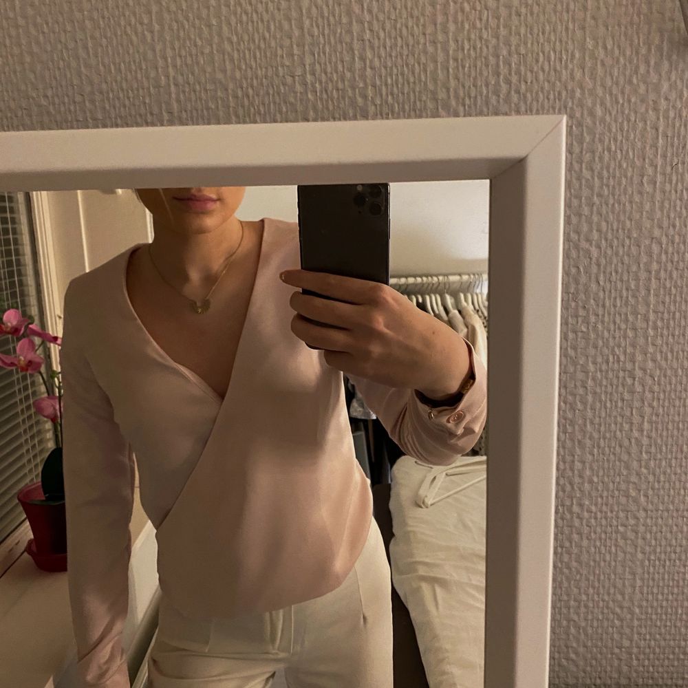 AFJ x NA-KD och helt slut såld, kommer inte komma in igen. Storlek 36 och är i satin! Super fin och användbar. Har en dragkedja på sidan, sitter perfekt på de som har storlek 36, har gått ner en storlek så blusen är tyvärr för stor för mig. Använd en gång på alla hjärtansdag förra året! Köpt för 500kr säljer för 200kr🙌🏽. Blusar.