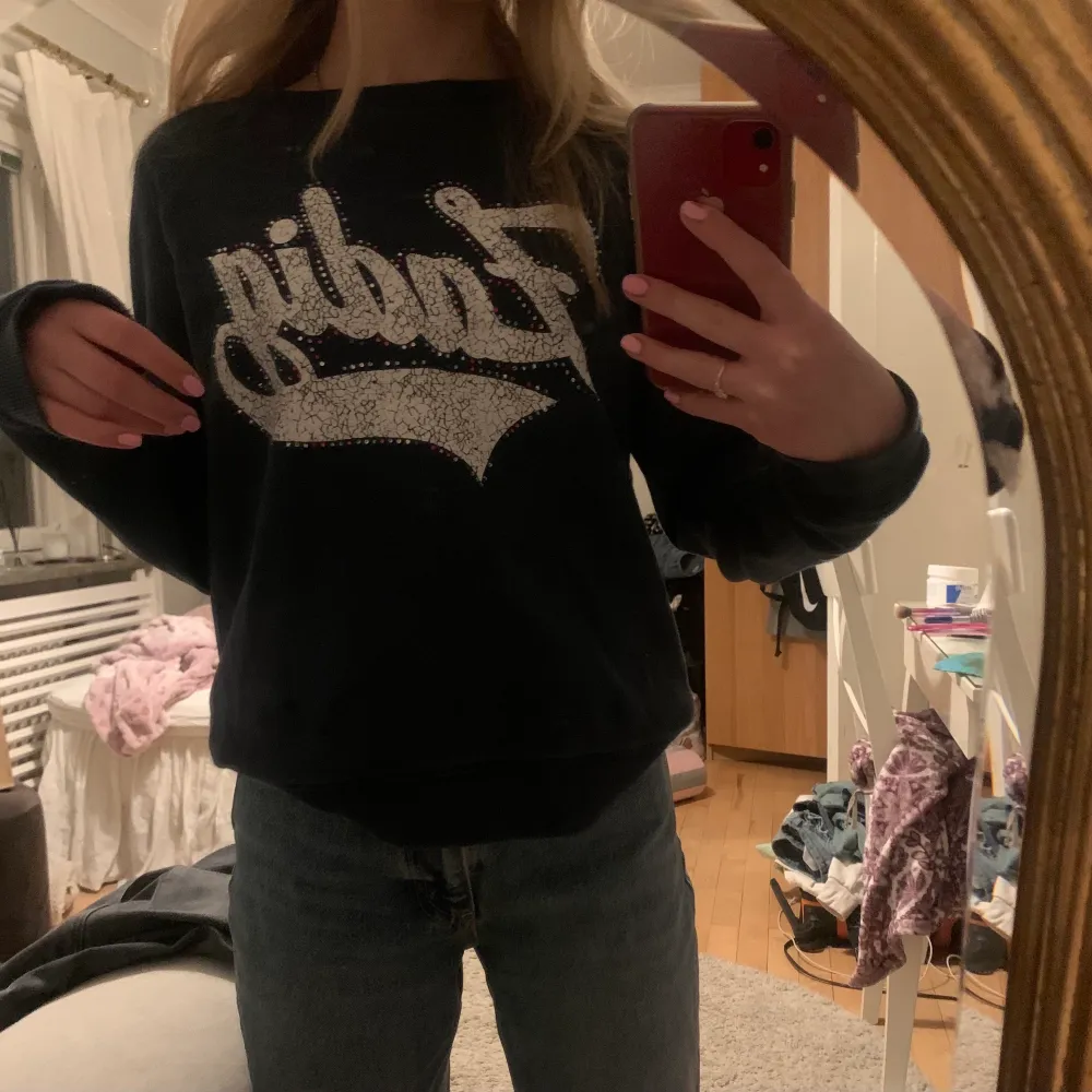 Säljer min skitsnygga Zadig sweatshirt me coolt tryck! 👩‍🎤kom privat för frågor/ flera bilder, köpare står för frakt             Säljer för 500 ingen budgivning❤️. Tröjor & Koftor.