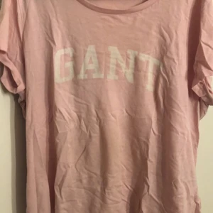 T-shirt - Superfin rosa Gant t-shirt❤️ 100kr +frakt❤️ köpt för 500kr❤️ Stl L