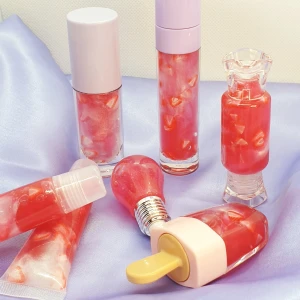 Strawberry short cake🍰 läppglans  - Vegetariskt Strawberry short cake Jordgubb läppglans, lämna inge färg på läpparna. Dofta Jordgubb. Innehåller organic cocosolja, E vitamin och almond olja, smak olja och vegetarisk läppglans bas. Finns i Squeeze tuber- 30kr, långa lila wand tuber- 50kr, tjocka lila wand tuber- 39kr. I lager- 9/9. Skicka alltid bild på paketet innan jag posta. ❌ slutsåld- glödlampa tuber❌