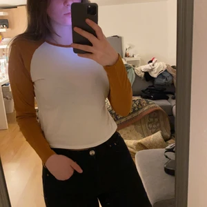 Baseball shirt från NAKD - En tröja från NAKD som inte kommer till användning längre! I storlek M men passar S med!! Frakt på 66kr tillkommer✨