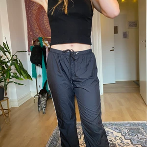 Trackpants - Säljer dessa snygga trackpants jag köpt på humana. De har typ ett filt-material på insidan & ”prassligt” material på utsidan hahaha. Den är i fint skick