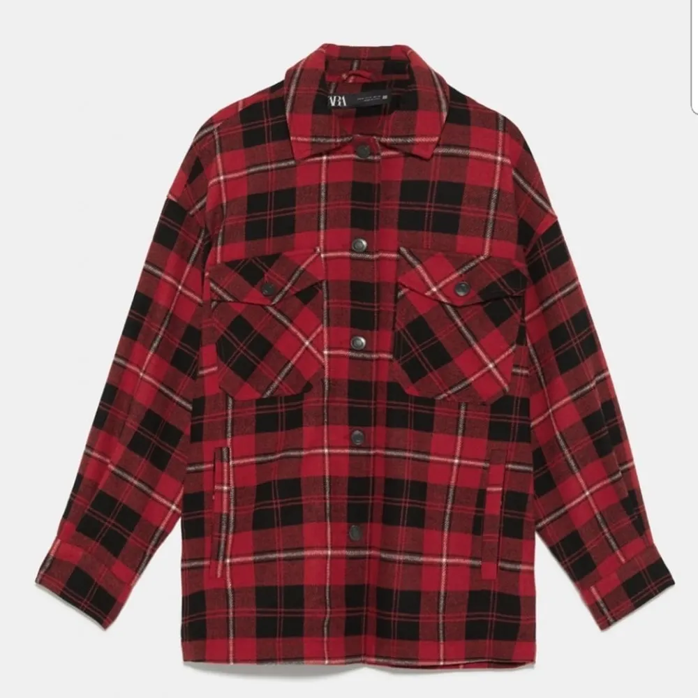 En röd skjortjacka från Zara. Använd men i bra skick! Mottagare står för frakten (vid köp av fler plagg, kan fraktkostnaden minska!). Jackor.