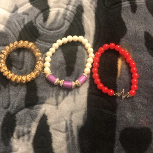 Armband  - Den vita och röd är inte använda 
