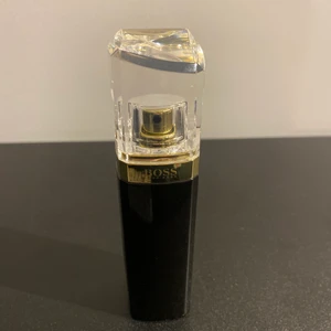 Parfym, Hugo Boss ”Nuit Pour Femme” oanvänd - Hugo Boss Parfym ”Nuit Pour Femme” oanvänd Säljer min Hugo Boss parfym då den inte passar mig i smaken. Fick den i födelsedagspresent därför är den utan låda