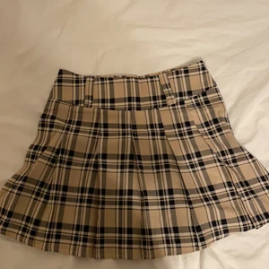 söt kjol - fick precis hem en kjol som tyvärr var för kort så säljer vidare, måtten är midja: 73cm längd: 41.5cm höft: 100cm