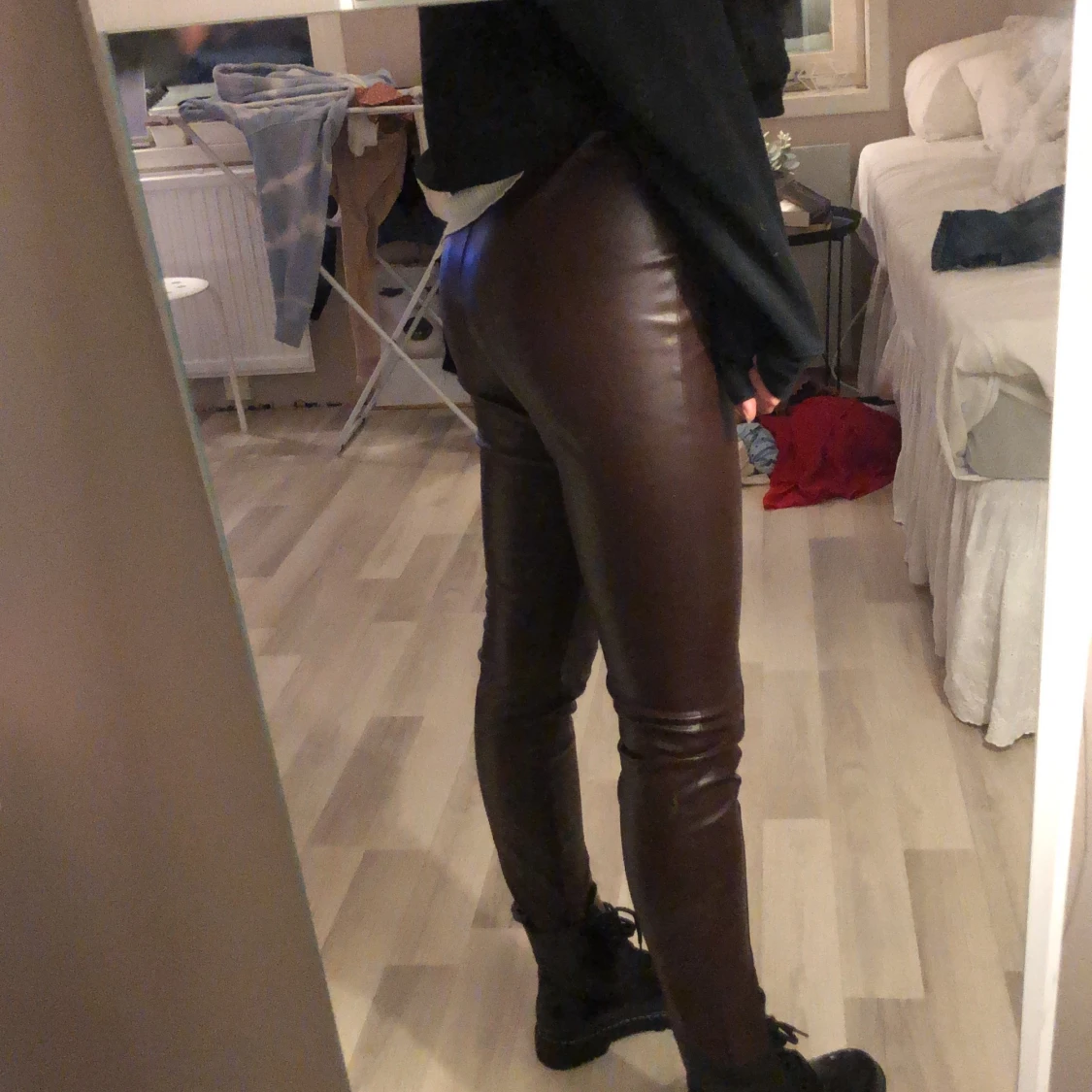 Röda/Bruna fake lack byxor - 91