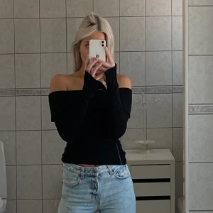 Svart off shoulder-topp - Fin och bekväm off shoulder-topp med slits längst armen. Använd några enstaka gånger. Köparen står för frakten