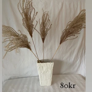 Kruka i spackel 🤍 - Hej allihopa!✨ Vi är ett uf-företag som köper in inredningsdetaljer second hand för att göra om dom till en ny, modern produkt 🤍  Vi bidrar till en bättre miljö samtidigt som vi ger dig den där extra känslan i hemmet ✨🤍 frakt tillkommer.