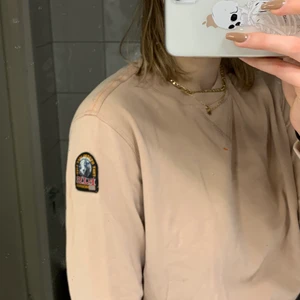 Para jumper - Fleece tröja från para jumper. Använd få gånger mo ser inprincip helt ny ut. Fin ljusrosa/beige färg.  Jag är 188 cm o har Storlek L . Nypris ca 1400