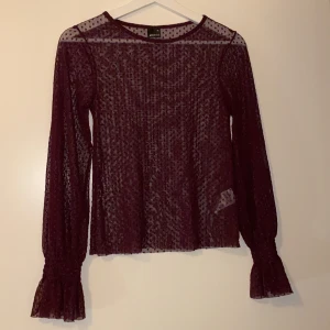 Gina Tricot spets tröja - Använd bara en gång. Fina fluffiga armar och fin material. Lägsta bud: 50