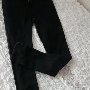 Svarta jeans - Säljer mina svarta jeans för att det är försmå. Det är slimade jeans. Det passar på dom som är mellan 165 till 170 cm lång 