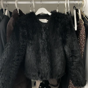 Pälsjacka - Svart pälsjacka från STAND, storlek 36. Använde den för ngn vinter sen så lite slitage nere vid armarna annars ser den ut som ny🌟