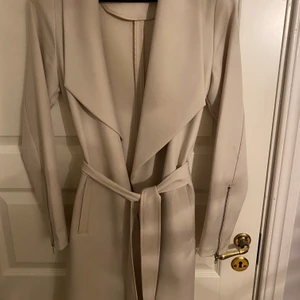 Kappa från Vero Moda i storlek S - Jättesnygg beige kappa🤩 Som är perfekt nu till våren, kappan är bara använd en gång! Passar på dem som bär är mellan storlekarna S-M också. Priset kan diskuteras! Köparen står för frakten❤️