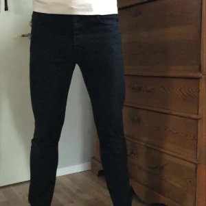 Jeans hm - Enkla svarta jeans från hm som är väldigt användbara🤩 passar någon upp till längden 190cm!