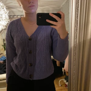 Lila kofta från Strandivarius i storlek M - Jätteskön V-ringad lila kofta🥰 Är väldigt luftig i materialet men ändå varm, passar perfekt till alla årstider! Är helt oanvänd🤩 Köparen står för frakten❤️