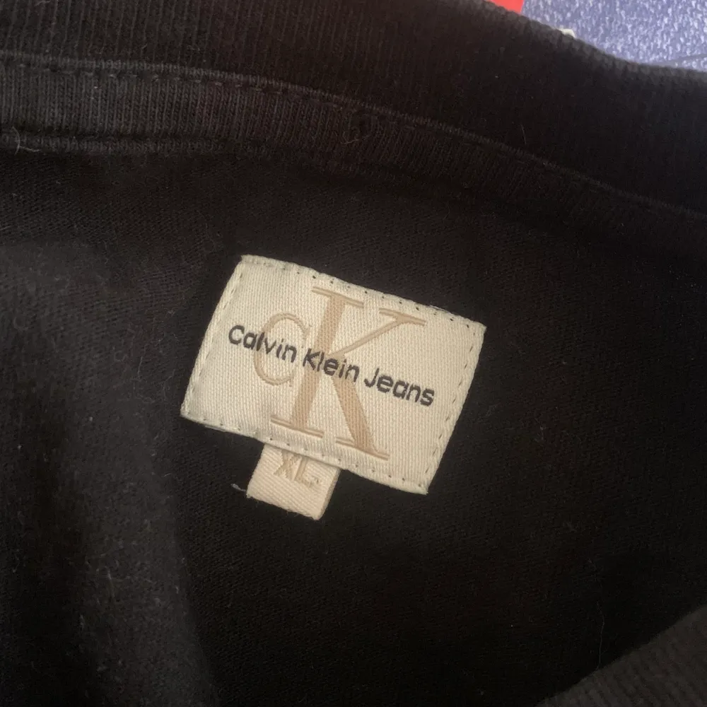 Häftig vintagetröja från Calvin Klein. Trycket är aningen sprucket men i övrigt gott skick. Storleken är XL men passar mig bra som är M i tjejstorlekar. T-shirts.
