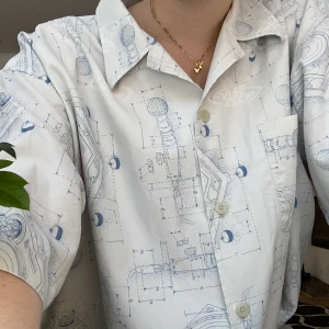 Skjorta  - Säljer en jättesnygg skjorta som inte kommer till användning. Jag är storlek S och den är najs oversized. Köpt second hand.