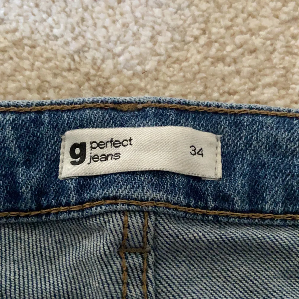 Söta jeans ifrån Gina tricot. Som ni ser på bild 2 så har jag klippt dem men inget man tänker på. Säljs för dem inte kommer till användning. Hör av er om ni undrar något! . Jeans & Byxor.