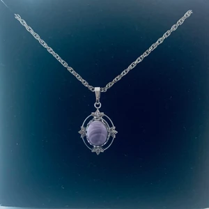 Halsband  - Jättefin halsband💜 lilla kristallen. Säljer pga inte använder den . Kom med bud 🙂