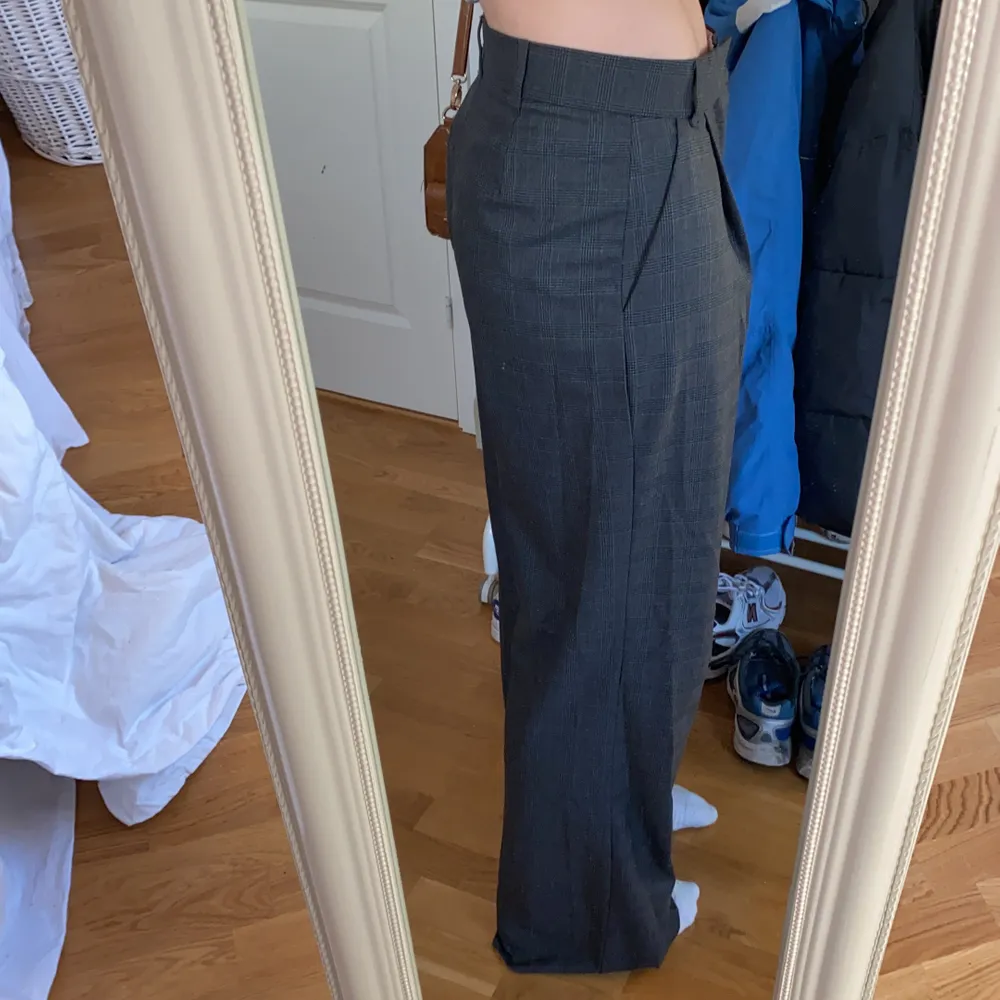 Rutiga kostymbyxor från Zara, ändats använda en gång . Jeans & Byxor.