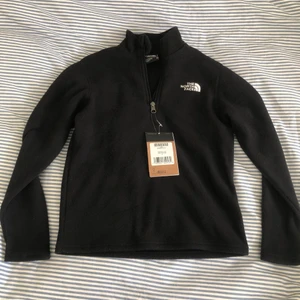 North face fleece - Helt ny superfin North Face-fleece säljes! Köptes här på Plick men var tyvärr för liten för mig:( OBS! Fleecen är barn/youth så den är väldigt liten i storleken!