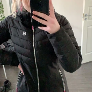 8848 skidjacka, strl xxs/xs - Aldrig använd och tar bara plats i garderoben. Är i storlek xxs/xs. Köpte den för 1599kr och säljer den för 1000kr men köparen står för frakten.  Kontakta för fler bilder eller frågor. 