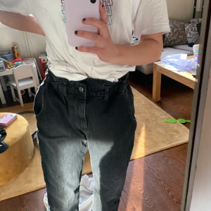 Baggy Paperbag-waist Jeans - Ankellånga jeans i tvättad svart färg från zara. Aldrig använda. Rymliga jeans som inte sitter åt någonstans och är superbekväma. Passar de allra flesta storlekarna enligt mig då det är jättestretchiga i midjan.                                                                 Gratis frakt!
