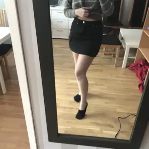 Svart kjol med fickor på benen, storlek 40 från H&M