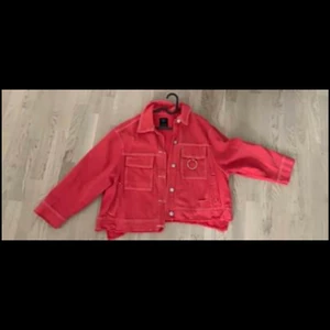 Berska jacka röd  - Säljer min röda jeansjacka då jag aldrig använder den! Kan tänka mig sälja den för 100kr om den säljs snabbt! 