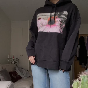 Hoodie - Svart hoodie med tryck i bra kvalitet!! Säljer då jag har för många hoodies 🤎