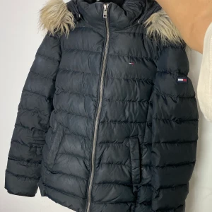 Tommy Hilfiger vinterjacka - Säljer min vinterjacka från Tommy Hilfiger! Köpt för 2000kr  (3 år gammal) jättebra skick! Säljer för 930kr inklusive frakt! Storlek: M (funkar bra på S)
