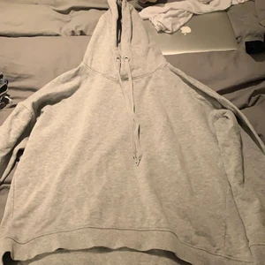 Grå Hoodie  - Grå Hoodie som är oversized. Använd ca 2 gånger. 