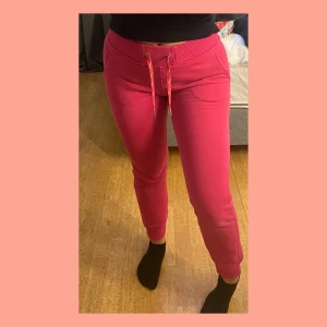 Peak performance mjukisbyxor  - Rosa peak performance mjukisbyxor i storlek XS💓 Jättesköna och varma! I fint skick. Köptes för 1200kr och säljes för 240kr+frakt🚚 skriv privat för frågor💕💕