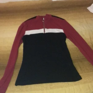 Jätte snygg tröja från Shein! - Tröjan är från Shein! Storleken är: S! Säljer den för 200kr +frakt💕
