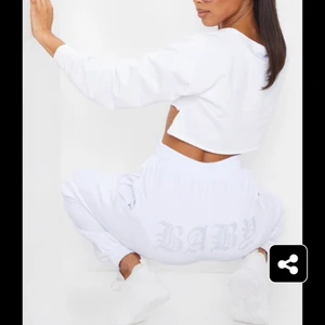 Vita mjukisbyxor - Säljer dessa skitsnygga o helt nya mjukisar från pretty little thing efter som att jag råkade beställa 2 st! Prislappen och allt är kvar! 