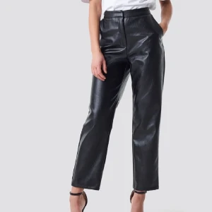 Skinnbyxor  - Säljer dessa skinnbyxor från nakd, deras kollektion med Linn! För stora på mig annars oanvända🤍