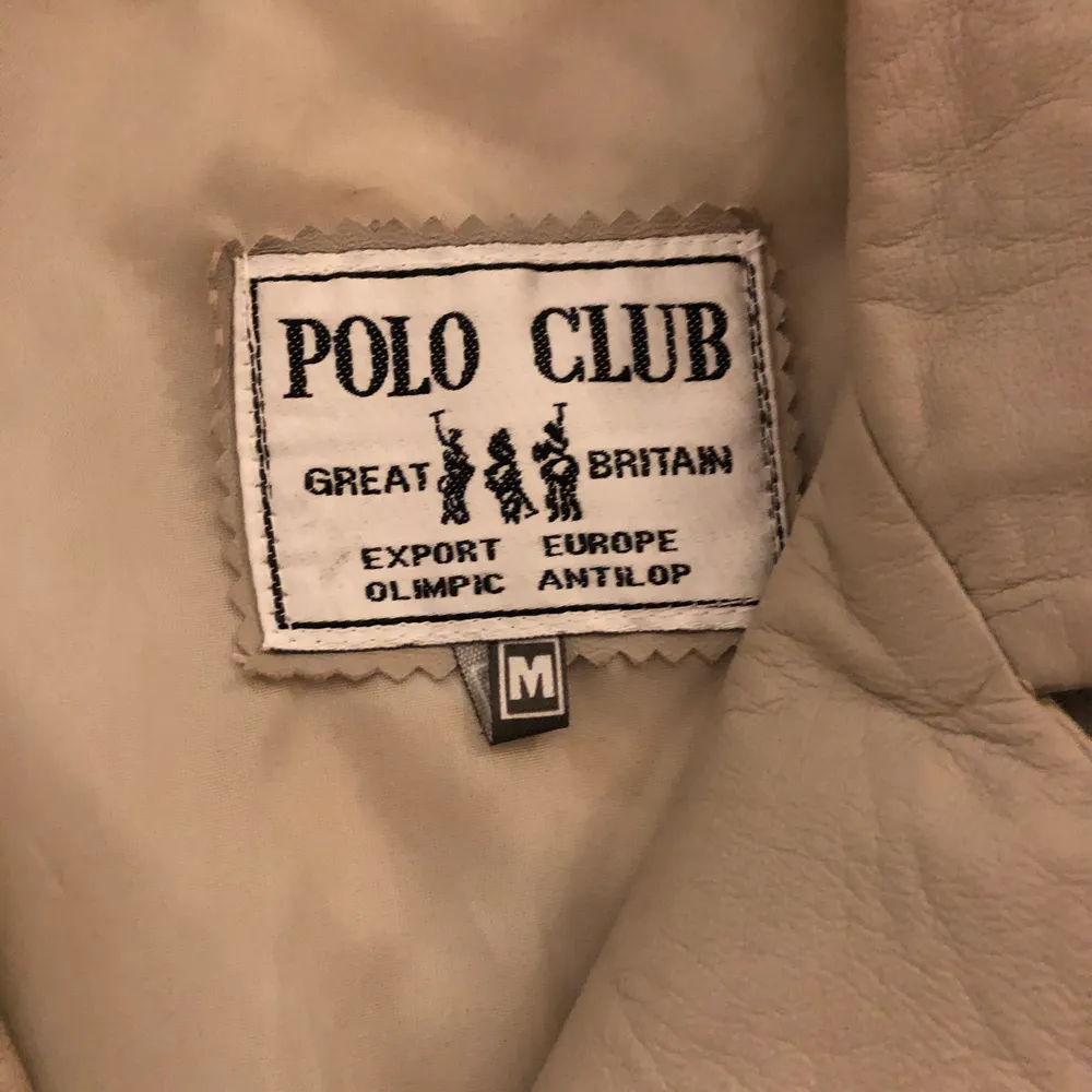 Säljer en kappa i äkta skinn från polo club,nypris 2500kr säljer för 800kr. Jackor.