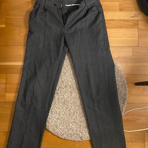 Gråa kostym byxor  - As snygga gråa vintage kostym byxor med suttle pinstripe  