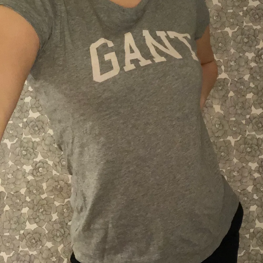 Vanlig grå Gant T-shirt i st XS men funkar som S. Säljs eftersom jag inte andvänder den längre. Pris kan diskuteras. . T-shirts.