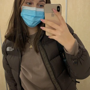 Brun North face - Intresskoll på min bruna north face jacka, köpt innan vintern ✨ bud från 3000 eller köpa direkt för 4500