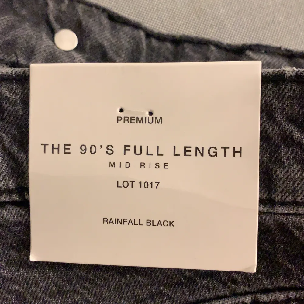 Helt nya ”90’s full length” jeans med alla lappar kvar i färgen ”rainfall black”! MID RISE (medelhög midja) RAW CUT (man klipper dem till sin egna längd)💖skicka pm vid frågor eller fler bilder💘 Buda med minst 10kr över priset🥰 högsta bud : 600. Jeans & Byxor.